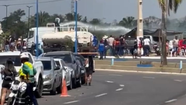 Carro pipa apaga fogo em barraca na Via Chico Mendes durante a cavalgada